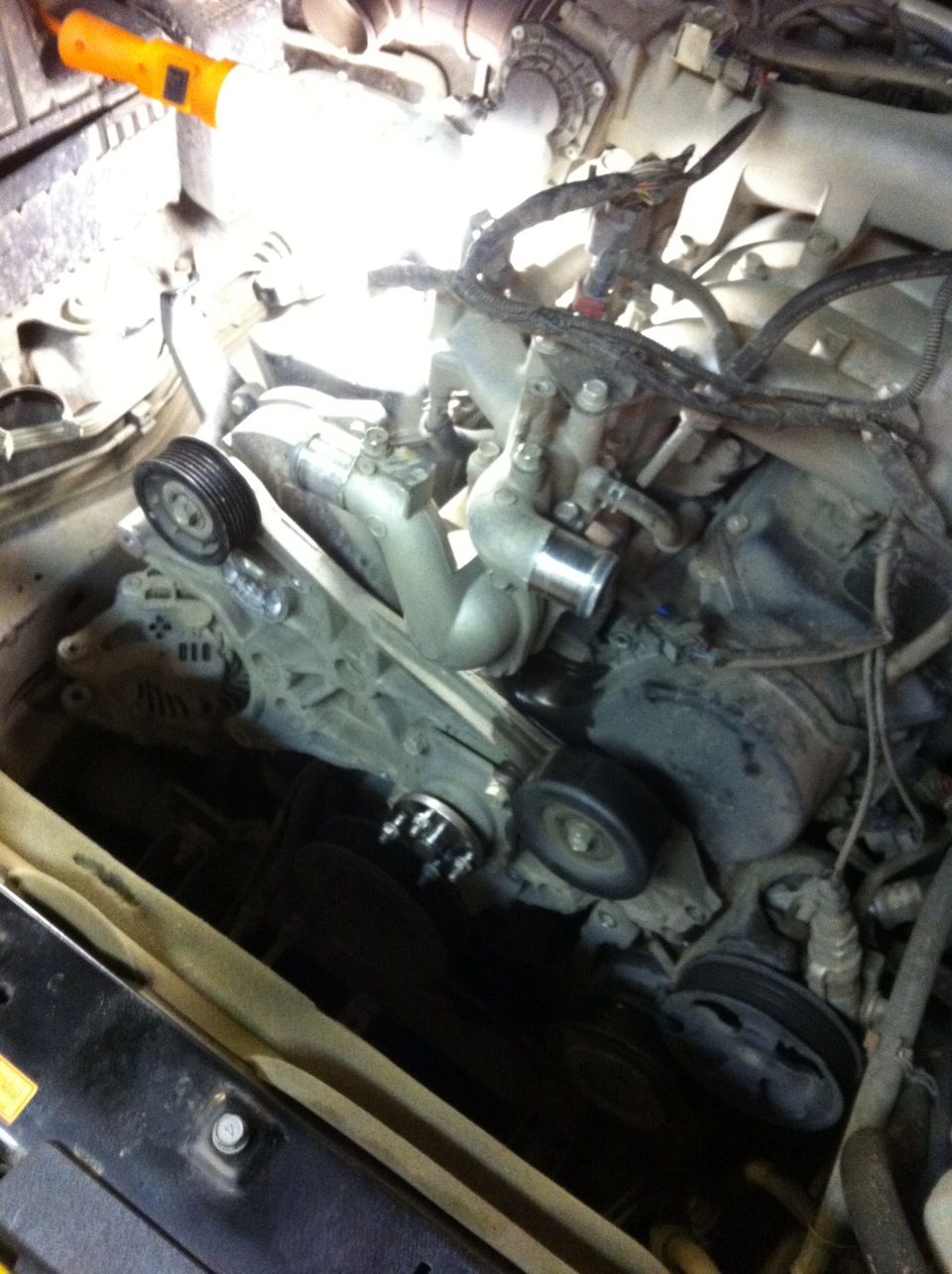 Снимаем ремень навесного оборудования! И приступаем к снятию — Mitsubishi Pajero (4G)