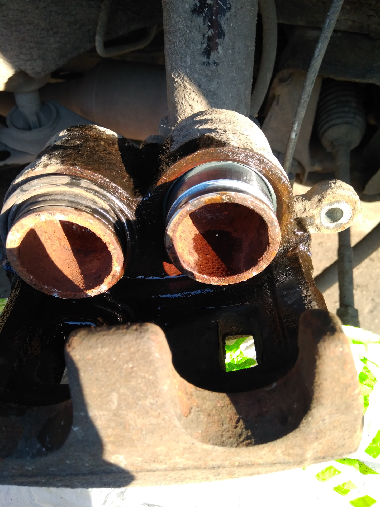 Замена пыльника переднего суппорта — Subaru Forester (SH), 2,5 л, 2011 ...