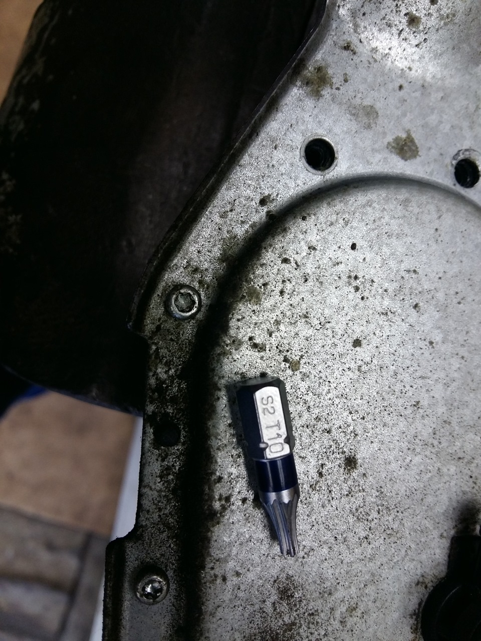 Откручиваем 3 болта ключем torx (номер видно на фото). Почему-то 3 болта… хотя отверстий аж целых 5 или 6. мож кто побывал уже в нем. — Volvo V70 R (2G)