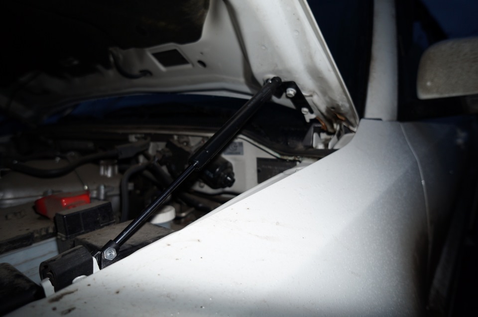 Упоры капота Pajero4 — Mitsubishi Pajero (4G), 2013 года | тюнинг | DRIVE2