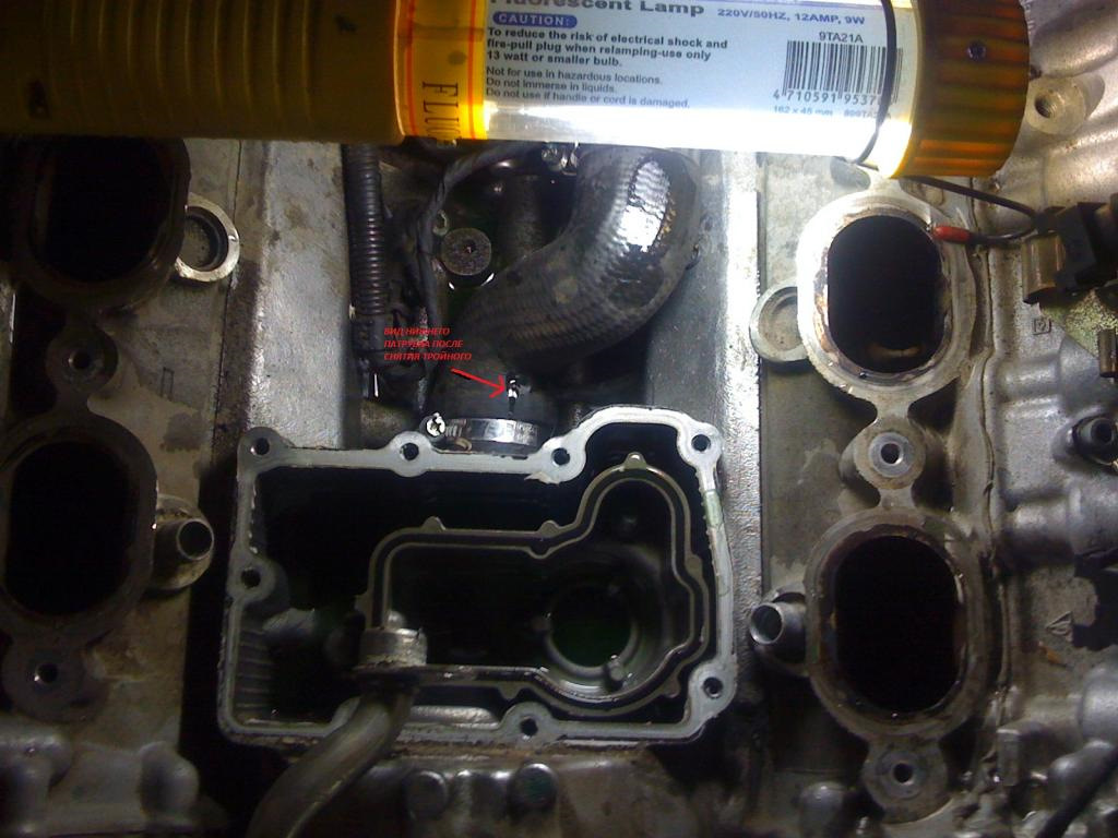 Антифриз в развале блока лексус рх 330. Теплообменник в развале блока ом642. Течь антифриза в развале лексус рх300. Антифриз в развале. Лексус rx300 течь антифриза.