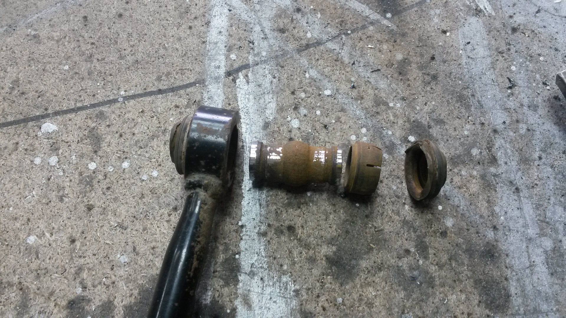 Плавающий сайлентблок поперечной тяги тойота харриер 1999 год. Задние плавающие сайлентблоки лексус рх330. Плавающие тяги. Плавающие тяги. Плавающие тяги.