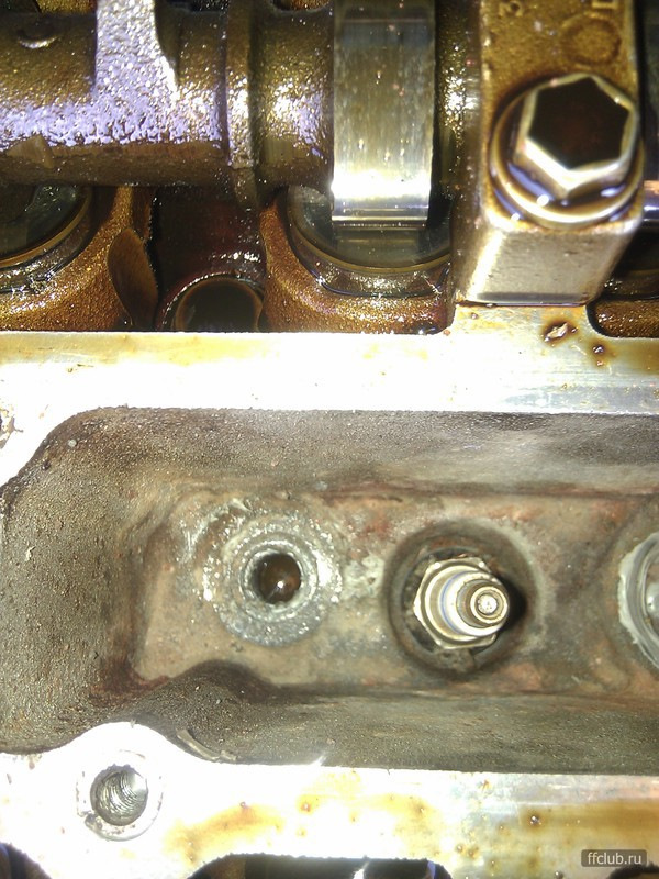 С свечные колодцы. Форд фокус 2 хэтчбек масло в свечных колодцах. Масло в свечных колодцах форд фокус 2. Масло в свечных колодцах форд фокус 2. Свечные колодцы форд фокус 2.