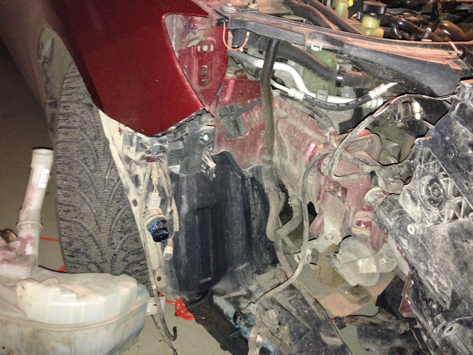 чтоб снять бачок, снимаем фару — Mazda 3 (1G) BK
