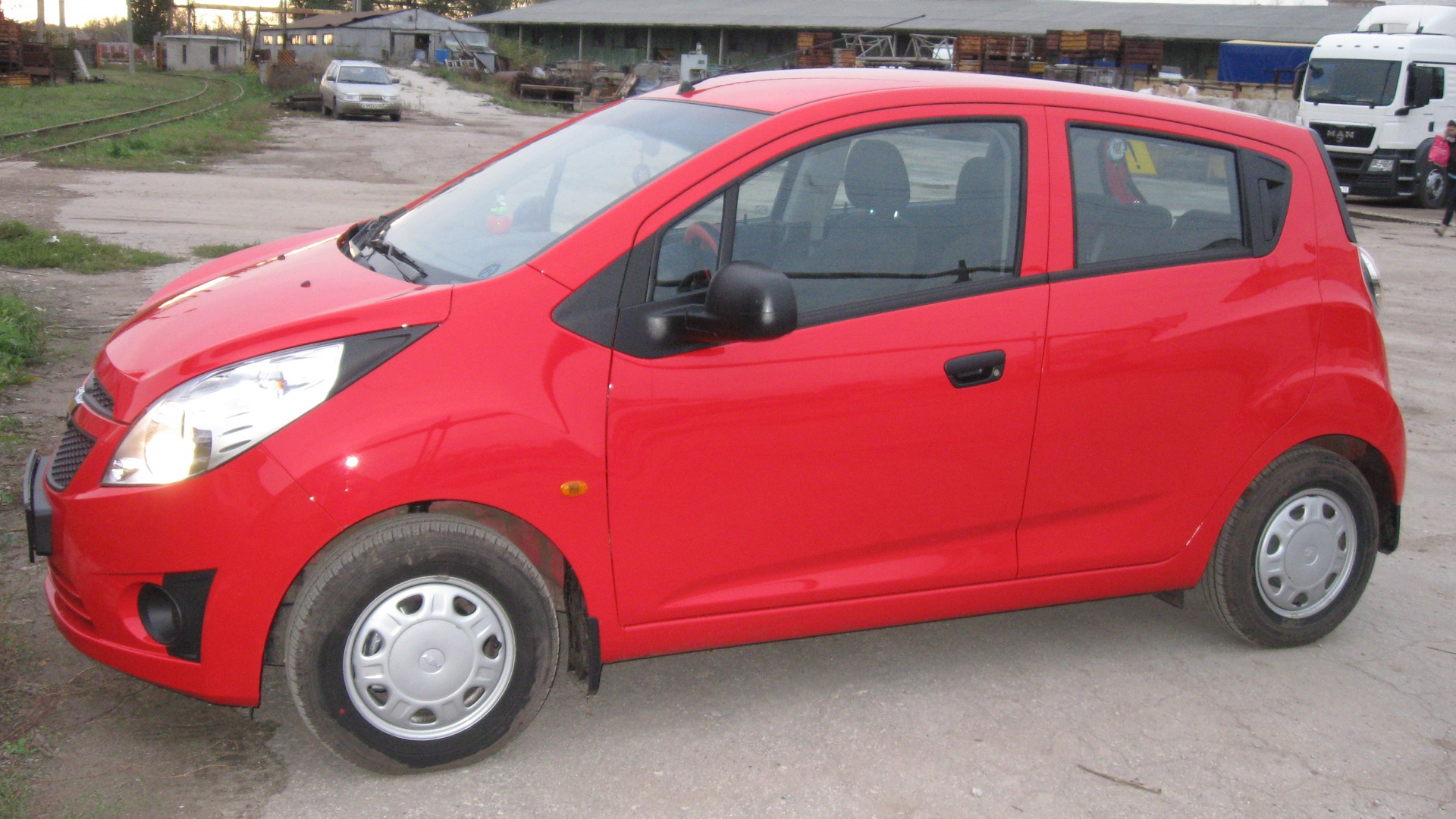 Chevrolet Spark красный