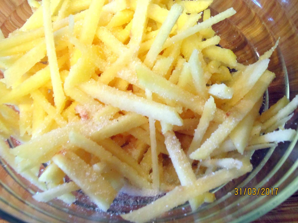 Посыпаем айву одной чайной ложкой сахара, закрываем пищевой плёнкой и оставляем на 1 час.