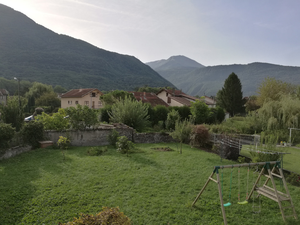 В ущелье находится дорога, ведущая к большим местным горнолыжным курортам – Alpes d’Huez и Les Deux Alpes — Audi A4 (B9)