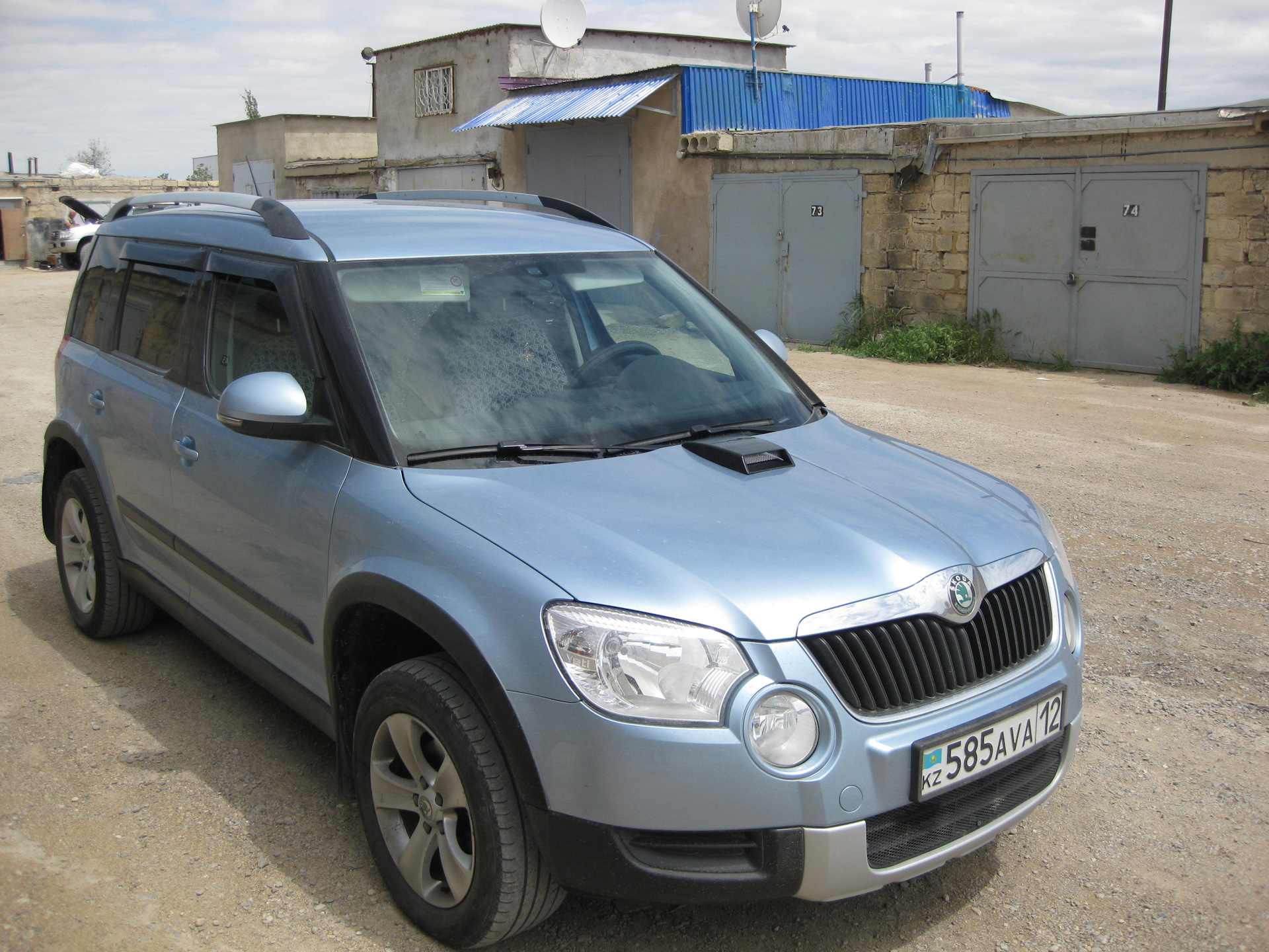 Йети 1.6 механика. Голубая Skoda Yeti. Шкода Йети 10 года. Шкода ети 1.8полный привод. Škoda Yeti синего.