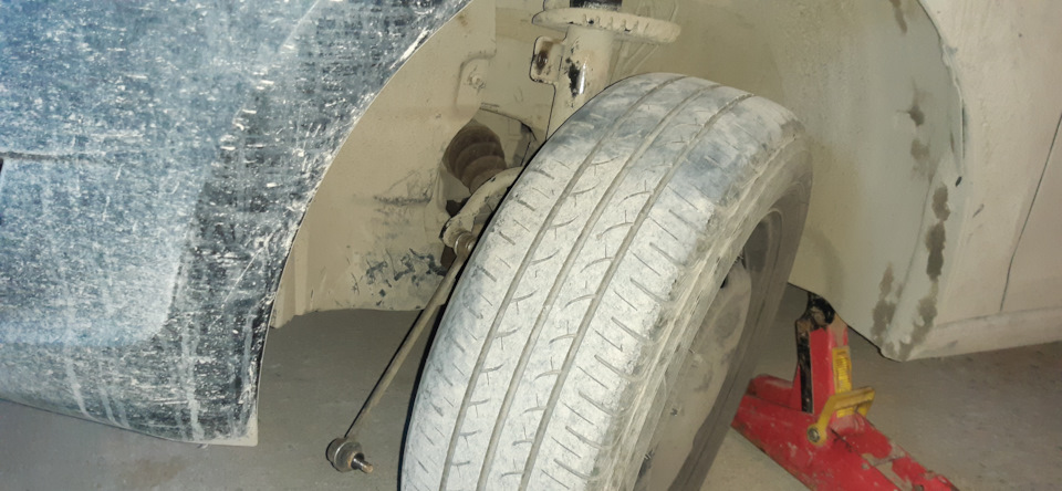 Тут я их меняю на ТРЕК, уже не снимая колеса — Skoda Rapid (1G)