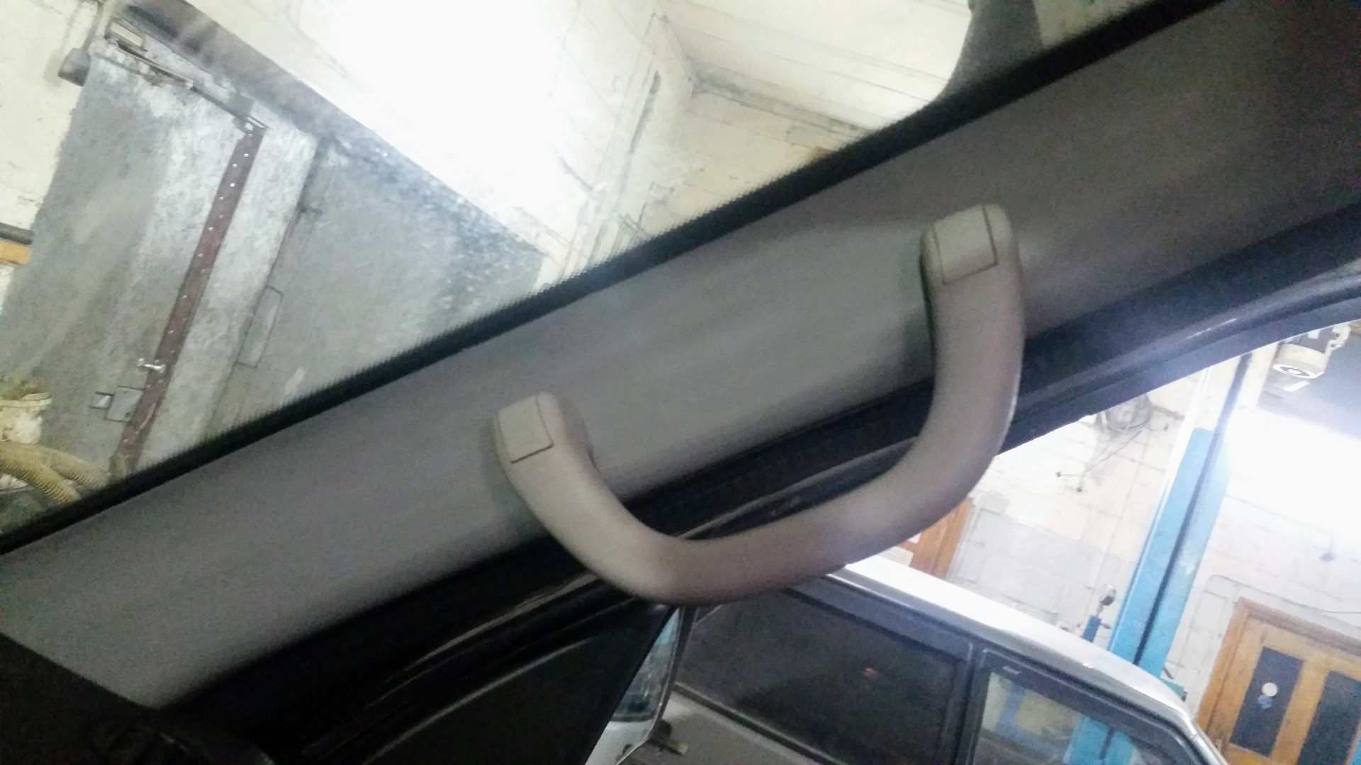 Ручка для пассажира на переднюю стойку — УАЗ Patriot, 2,7 л, 2016 года ...