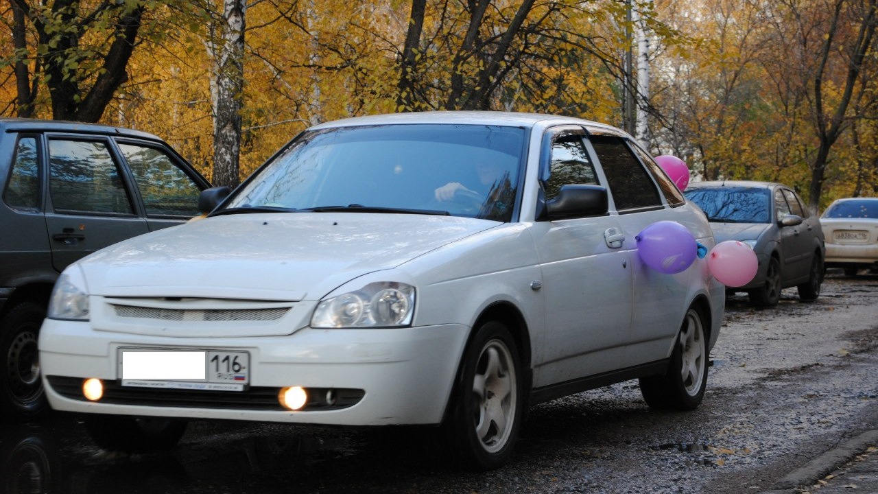 Lada Приора хэтчбек 1.6 бензиновый 2009 | Приора белая на DRIVE2