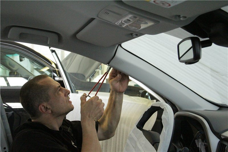 Снимать рав. Шумоизоляция крыши Volvo xc90. Стойка для лобового стекла автомобиля. Вольво стойки лобового. Облицовка стойки крыши автомобиля.