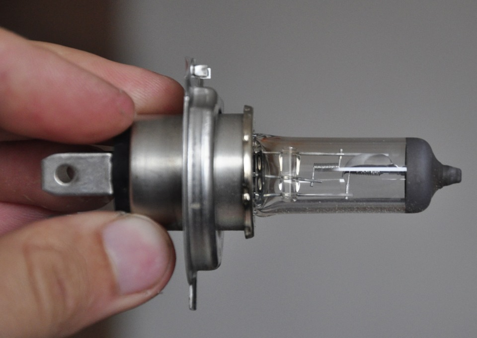 Клейка стекла фары и установка планки под фару — Volvo 740, 2,3 л, 1988 ...