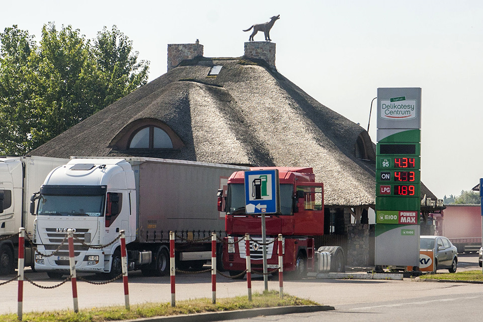 Одно из придорожных кафе. Цены на бензин. — ИЖ Москвич 412