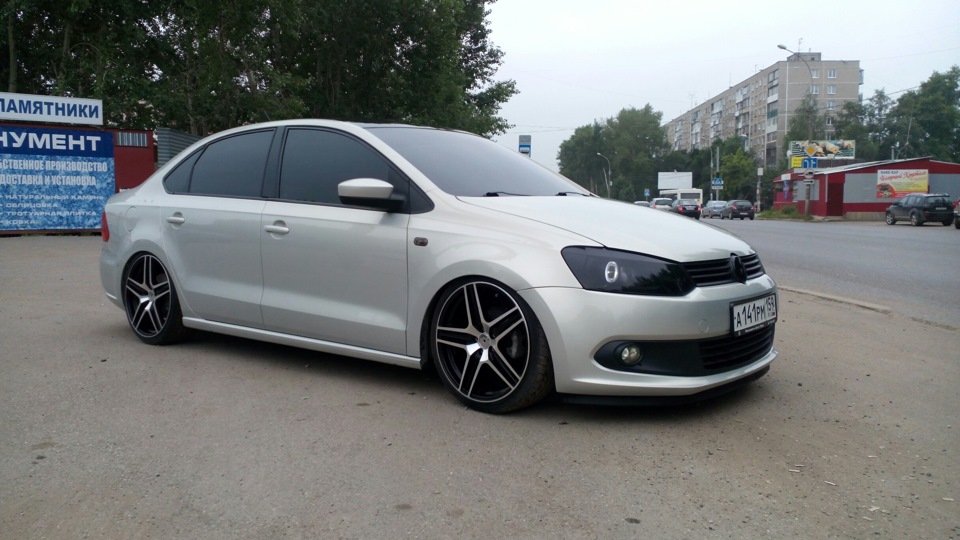 Черный VW Polo r17