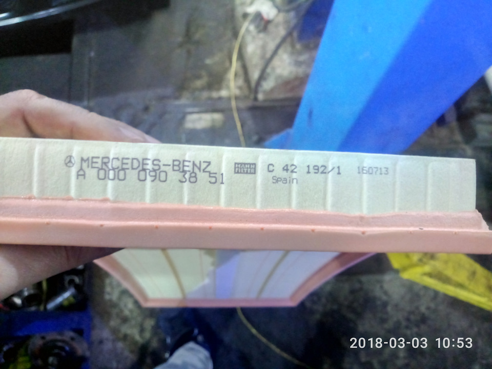 если кому то интересно, то в оригинале идет ман фильтр, это воздушный — Mercedes-Benz Viano (W639). Запчасти на фото: C421921