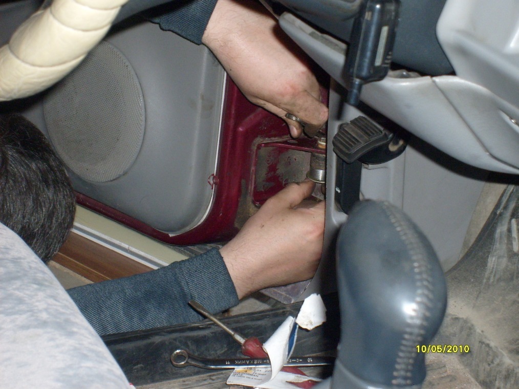 Замена втулок и осей петель передних дверей — DRIVE2