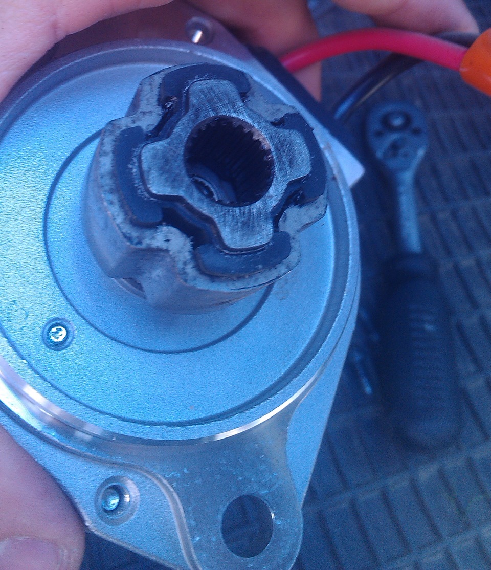 Смазка промежуточной муфты электродвигателя ЭУР — Hyundai Accent (3G ...