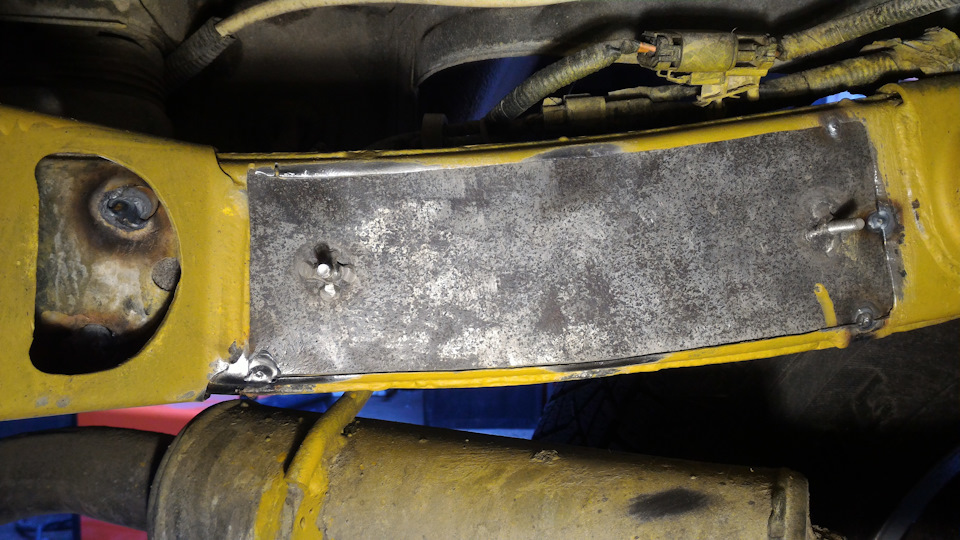 Вставил пластину 4 мм, чтоб внутрь справа и слева заходила, слева даже пришлось сднлать технологическое отверстие чтобы сварные точки старого вкладыша высверлить, прихватил аргоном на точки и сууукааа газ кончился — Nissan Safari (Y60)