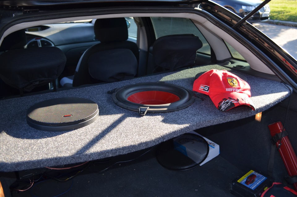 Саб в полку ваз 2112. Сабвуфер в полку ваз 2110. Ваз 2110 динамики в полку седана. Саб в полке. Саб в полку ваз 2112.