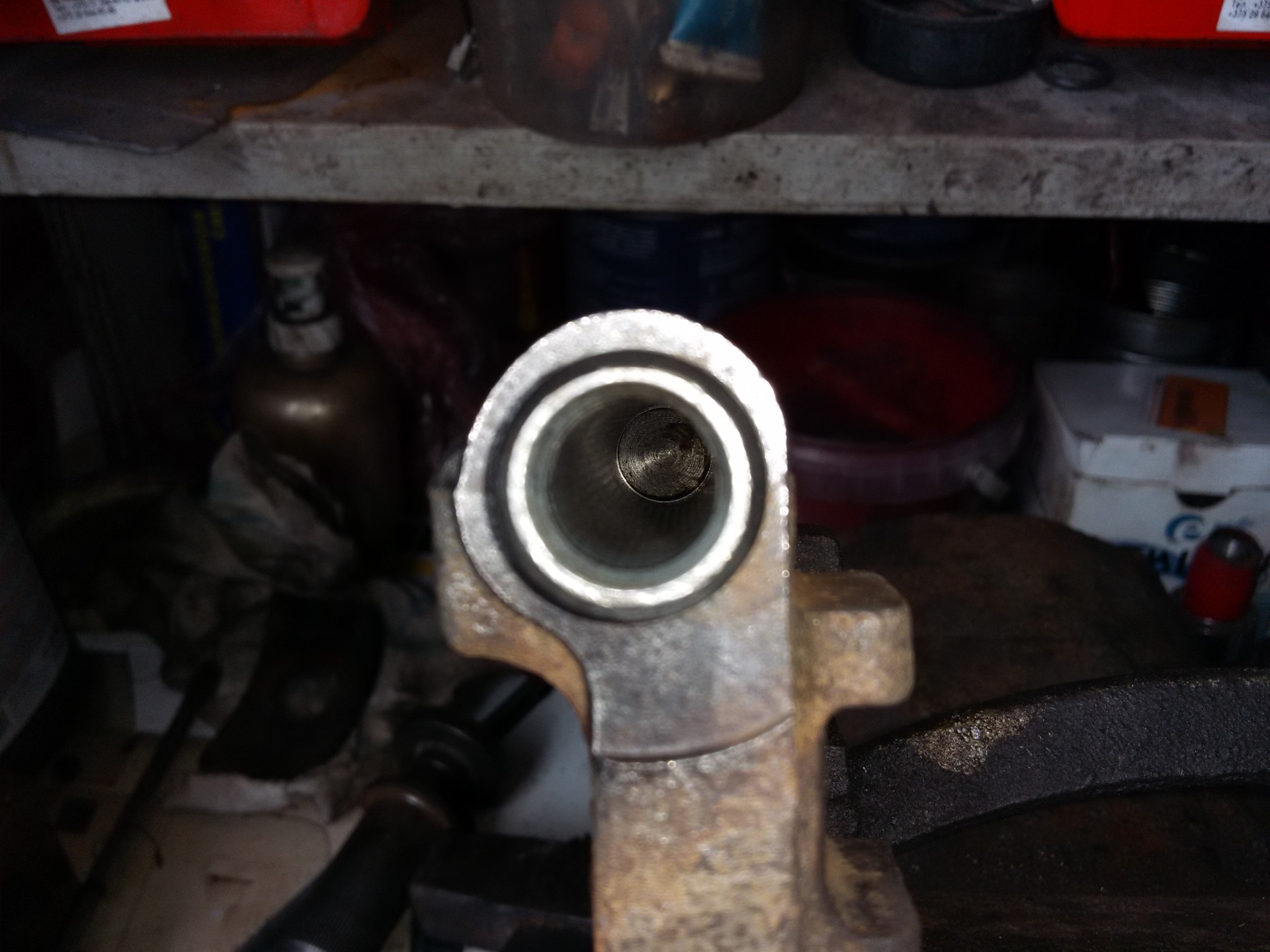 Направляющие суппортов патрол 61. Направляющие суппорта 2170. Bse z3 задний суппорт заклинил. Залип направляющий суппорта. Заклинило направляющие суппорта.