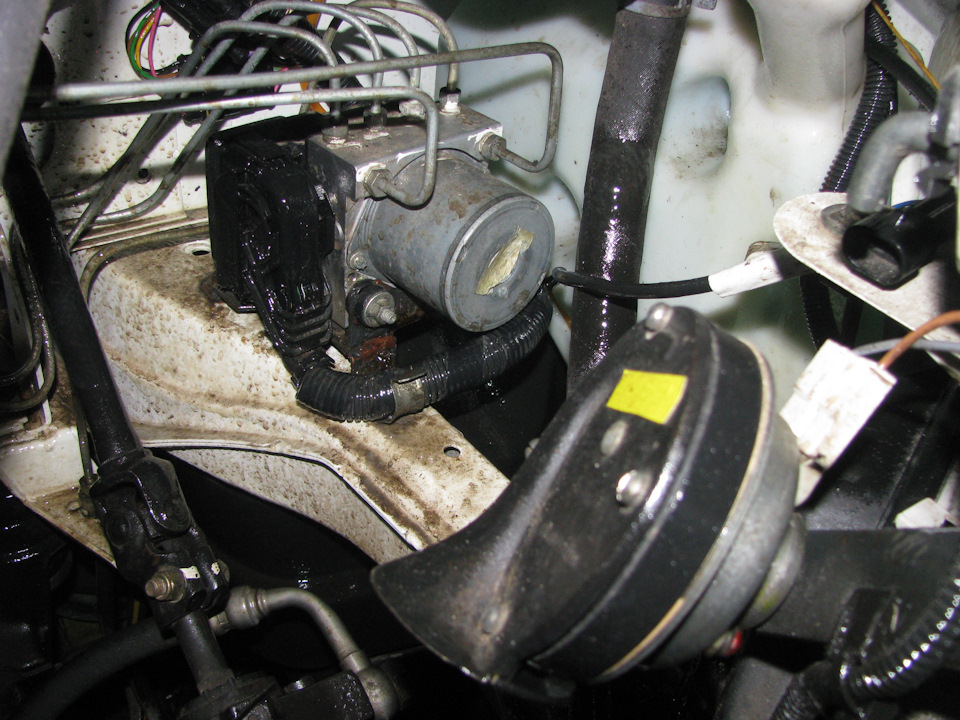 Я как то не догадался перед обработкой моторный отсек помыть, было б совсем цекаво, поскольку там многому ржаветь можно. В УАЗиках у меня там живого места нет, но и тонут они постоянно, а Соболь такового старается избежать. — ГАЗ Соболь 4х4