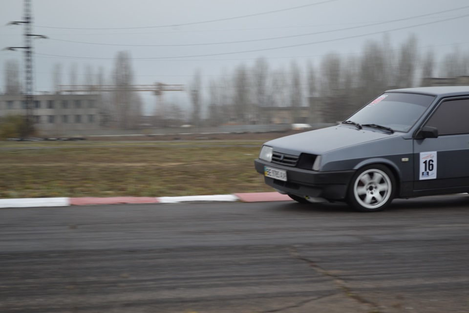 Тормоз, вход, апекс, раскрытие, газ-гааааз! История одного поворота ...