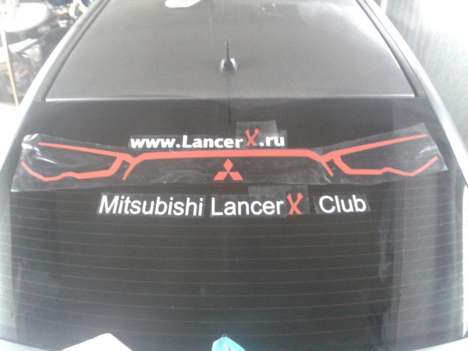 Дребезжит стекло lancer x