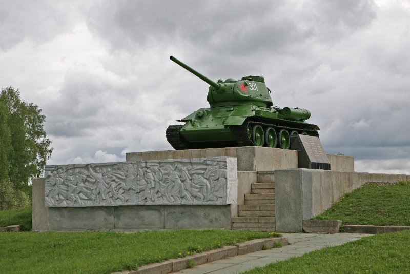 Памятники т. Бородинское поле памятник-танк воинам 5-й армии. Танк т-34 ВОВ. Памятник Бородино танк. Танк т 34 Бородино.