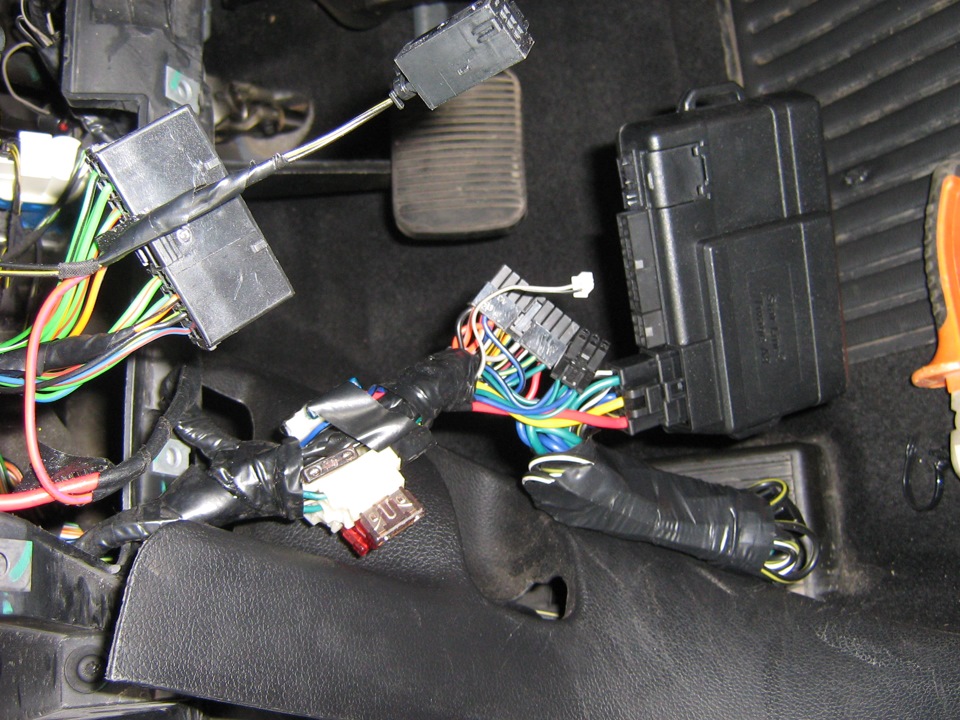 Фото точек подключения сигнализации на автомобиль Ford Fusion 2007 года выпуска, АКПП