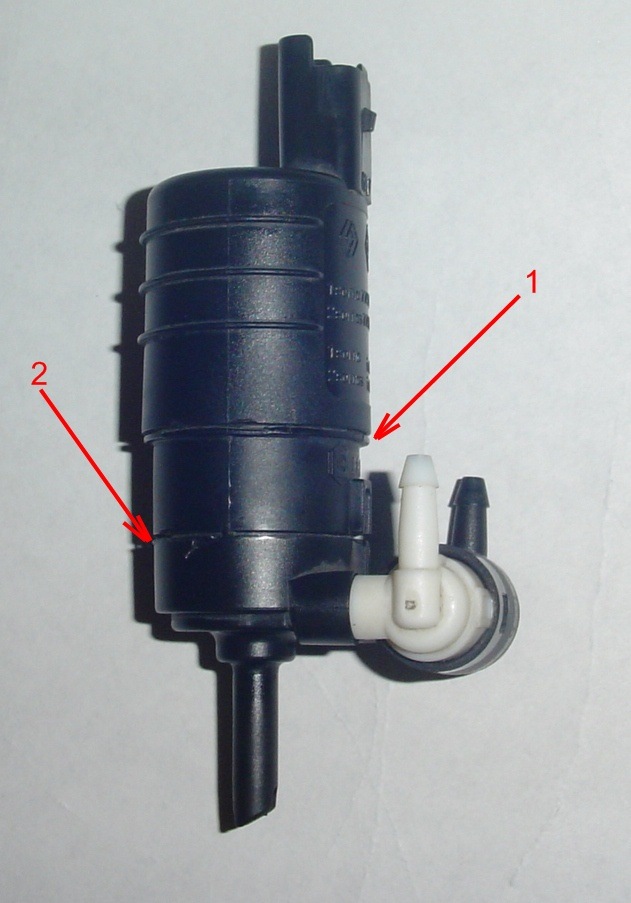Моторчик бачка омывателя. Моторчик омывателя Рено Кангу 1. Разъем на моторчик стеклоомывателя Renault. Разъемы моторчика омывателя VAG.