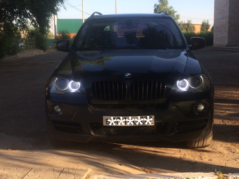 Глазки е70. Ангельские глазки БМВ е70. BMW x5 e70 ангельские глазки. X5 e70 ангельские глазки. Ангельские глазки БМВ х5 е70.