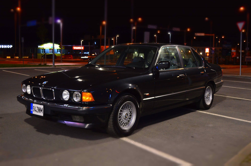 Bmw E32 At Night Bmw 7 Series 3 0 L 1994 Goda Na Drive2