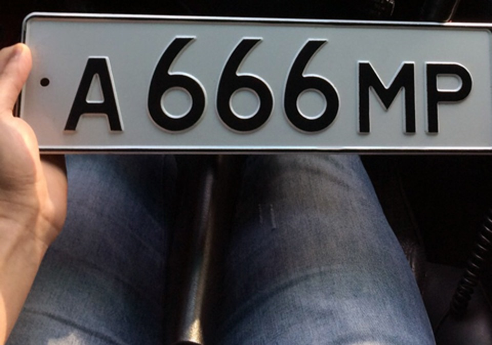 Красив номера на автомобиль. Гос номер 666. Автомобильные номера 666. Красивые автомобильные номера 666. Номера на авто в руках.