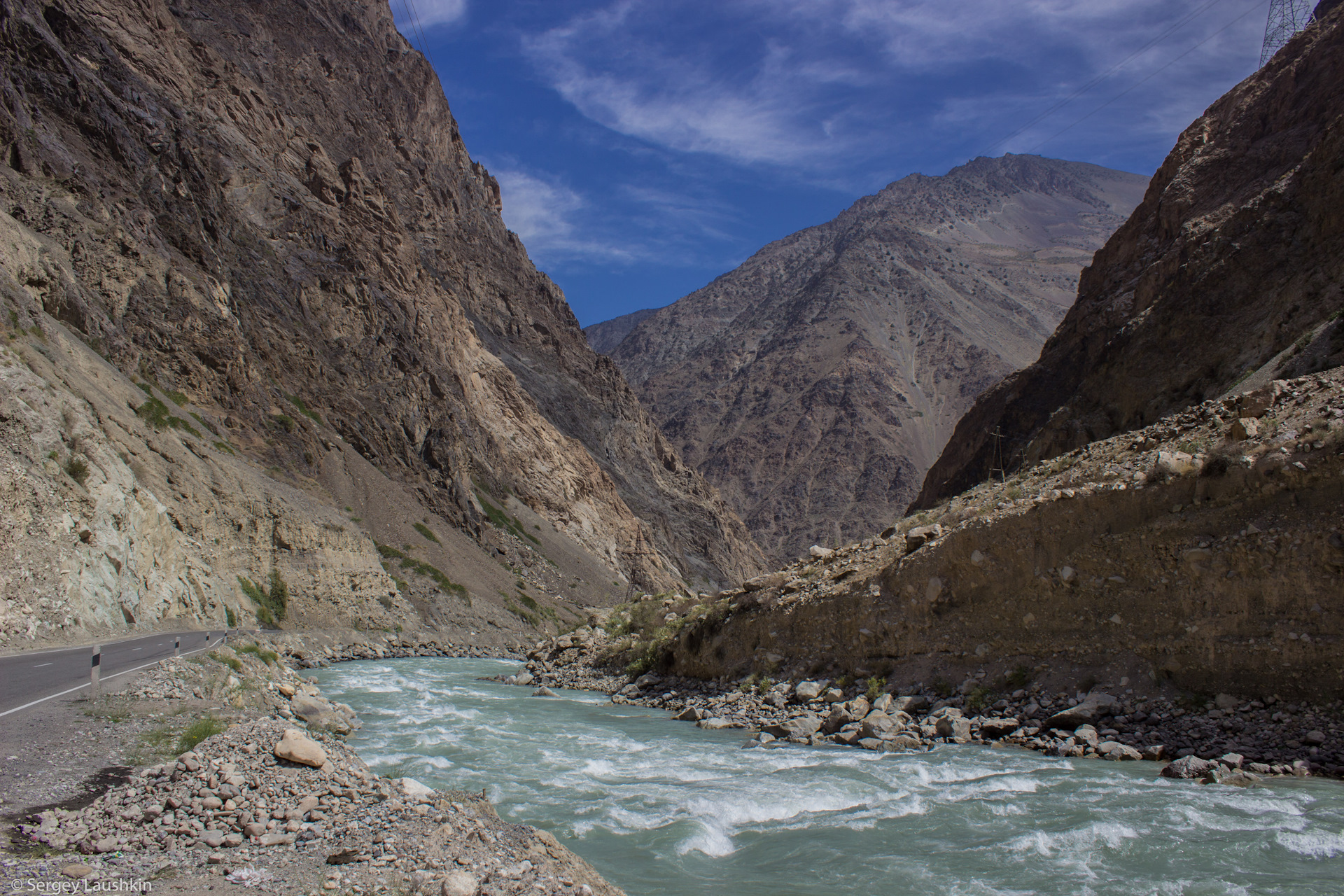 Название памир. Памир Искандеркуль. Озеро Искандеркуль Таджикистан. Памир горы и река. Варзоб Таджикистан.