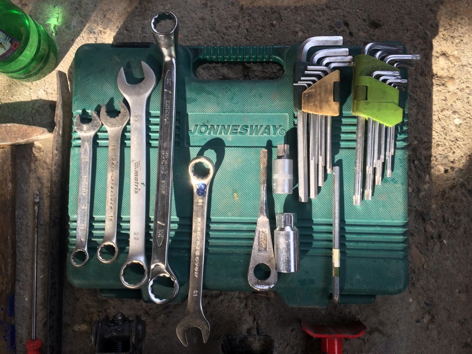 Рожок на 14 Рожок на 16 Рожок на 18 Рожок на 22( для стяжек ) Накидной на 21/23 Головка на 21 под ключ на 21 Шестигранник М7 Звездочки Бита М14 (12-ти гранная) Отвертка толстая мошьная для расклина цапфы за амортизатором — Volkswagen Polo Sedan