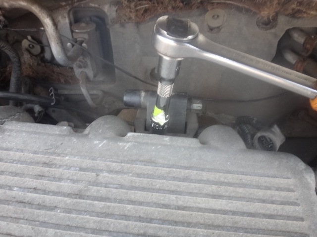 Меняем маслосъемные колпачки. ч 2. — Dodge Caravan III, 3 л, 2000 года ...