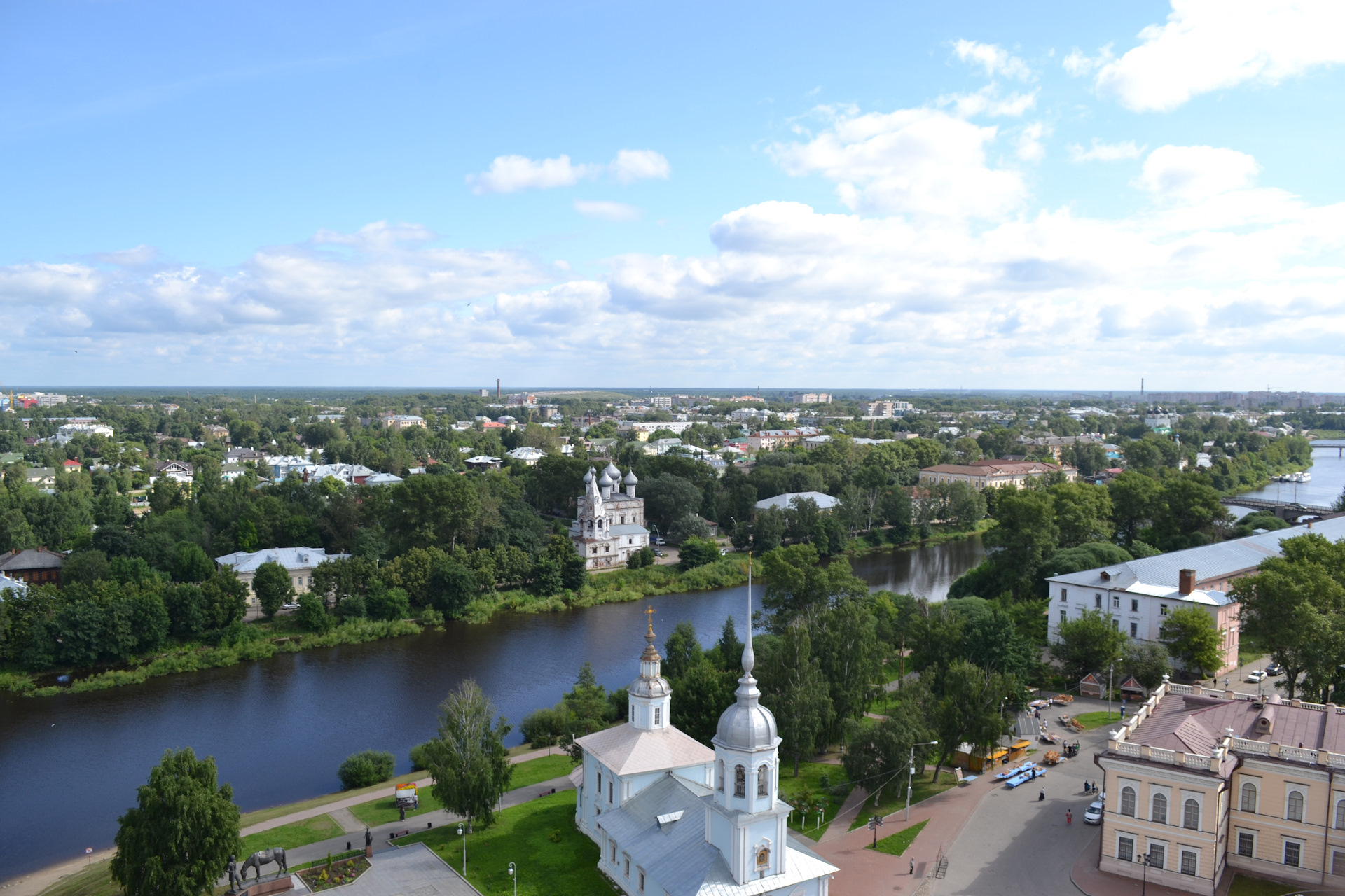 Сходить вологде. Вологда смотровая площадка Софийского собора. Смотровая площадка Вологда колокольня. Вологодская колокольня смотровая площадка вид на город. Вид со смотровой площадки в Вологде колокольня.