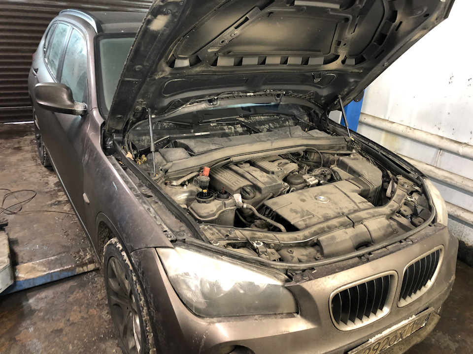 BMW X1. СТО Техцентрик. Замена радиатора и датчика охлаждающей жидкости ...