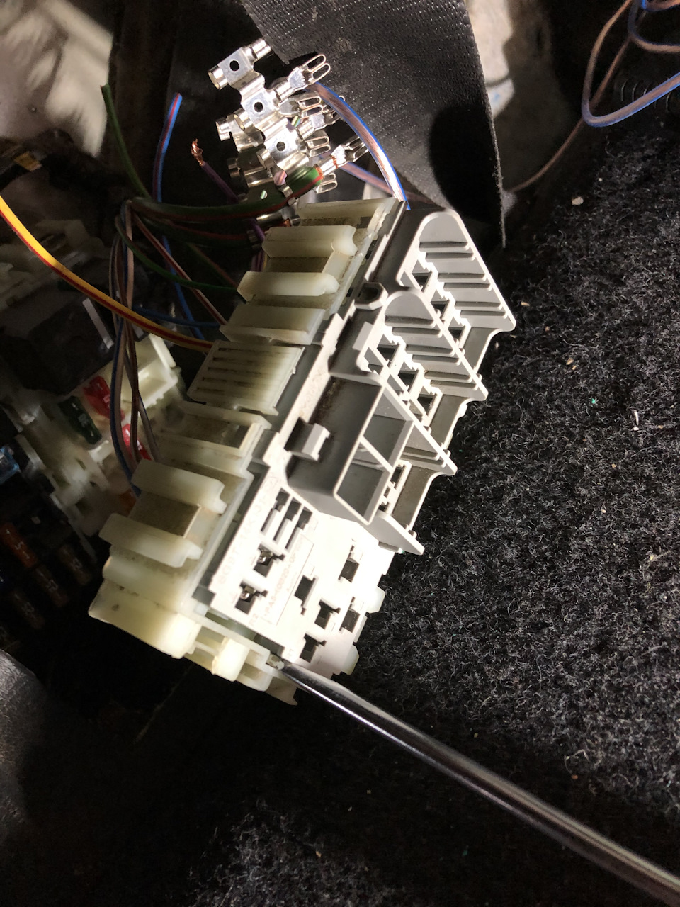 Блок надо разбирать, поскольку он состоит из 2х частей: вставки — удерживающей контакты выходные и крышки, фиксирующей все на своих местах. Что бы разобрать блок, надо сначала вытащить общие подающие контакты. Они вынимаются снизу, но что бы их достасть нужно подразобрать немного блок, сдвинуть вставку и зафиксировать. — Ford Galaxy (Mk III)