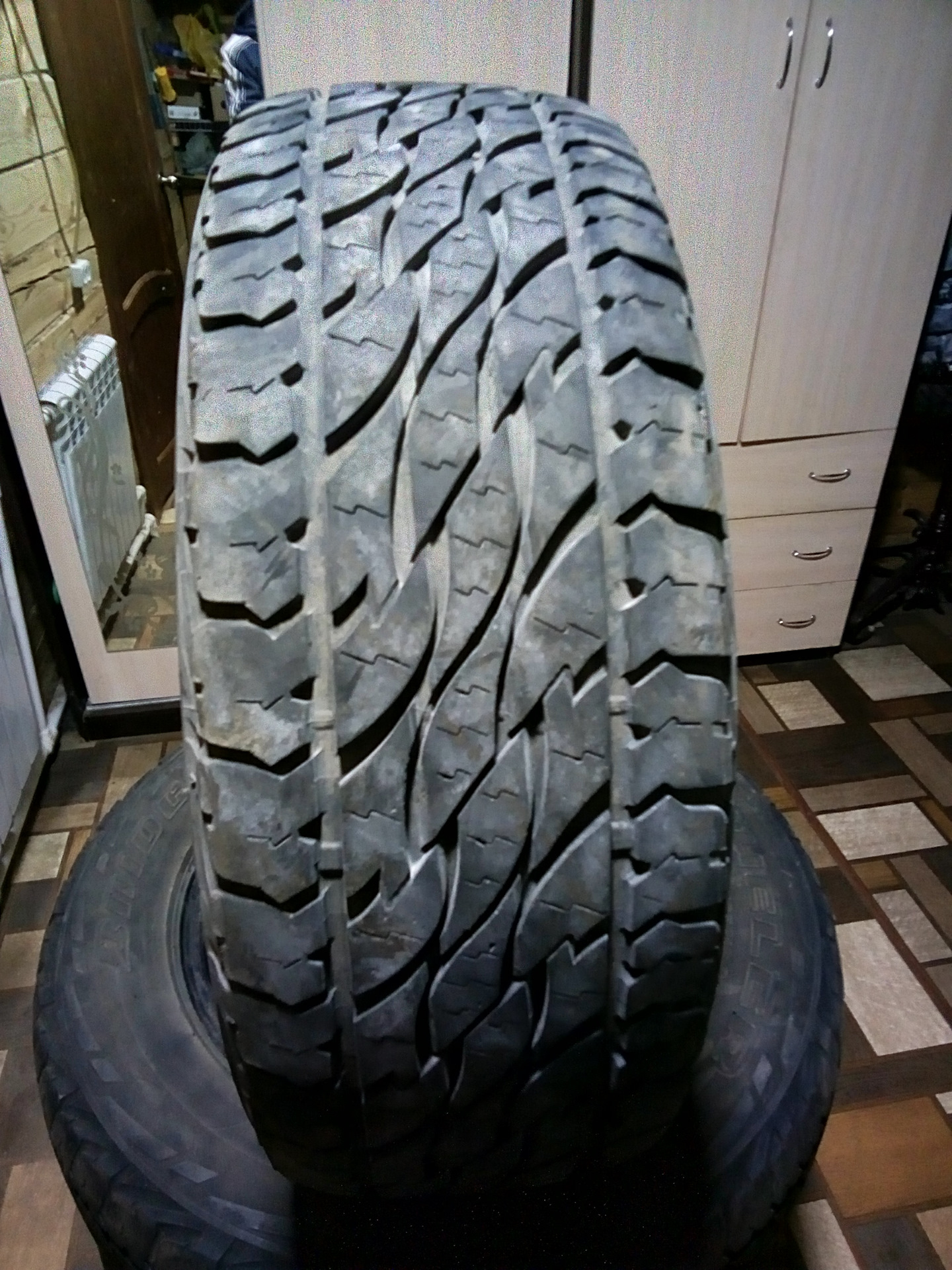 Продам шины R16 — Chrysler Voyager (4G), 3,3 л, 2002 года | шины | DRIVE2