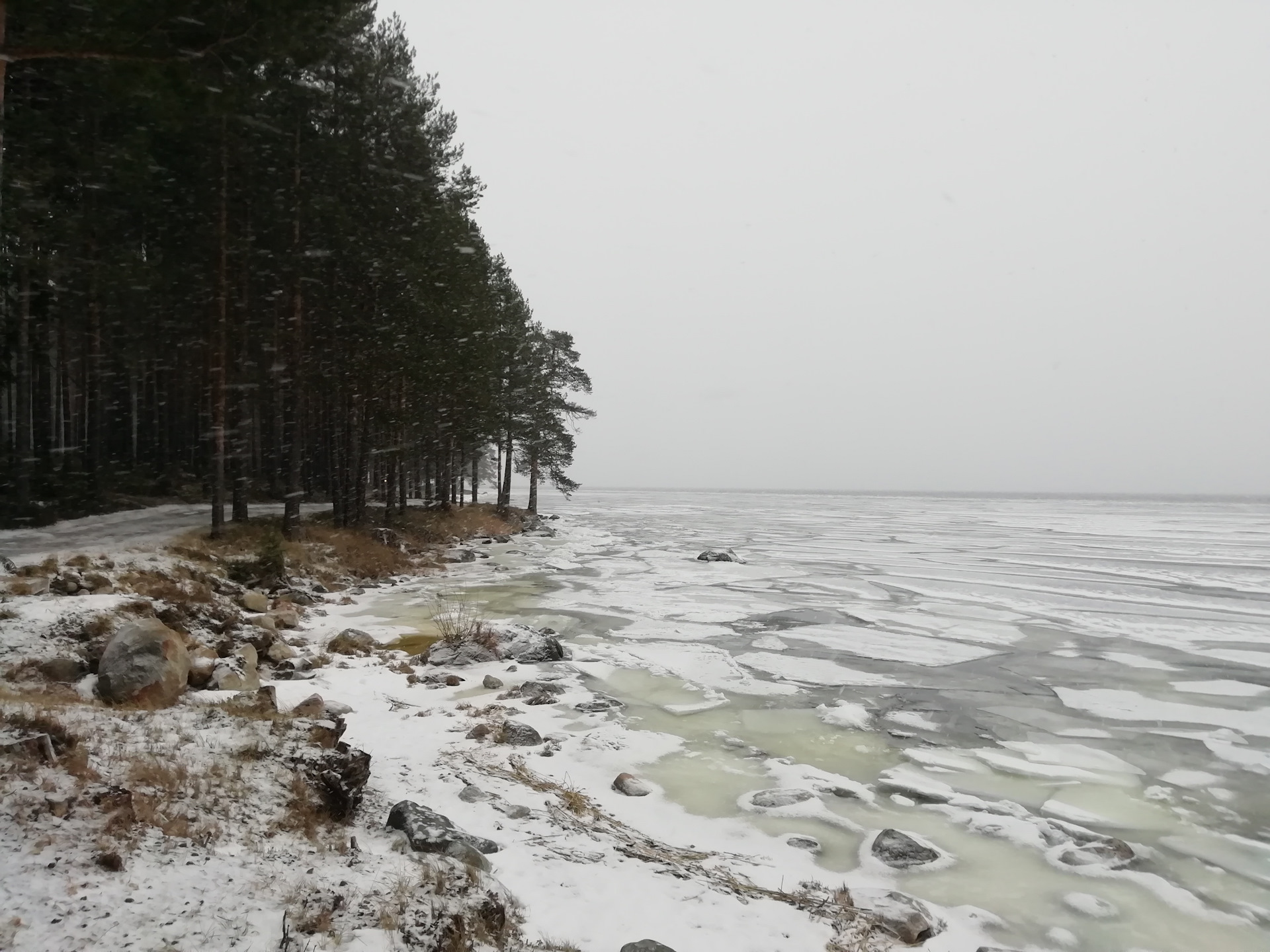 Онежское озеро егэ. Онежское озеро губа чорга. Онежское озеро зимой. Шторм на Онежском озере. Онежское озеро место для отдыха дикарем.
