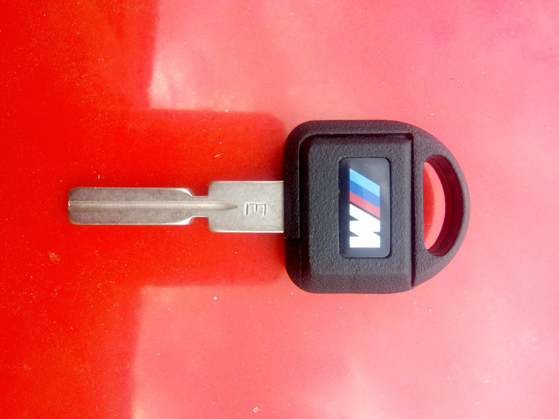 Ключ м. Ключ от БМВ м5 2022. Зарядка для ключа БМВ 2006. Ключи BMW подарок. Значок зарядки на Ключе БМВ.