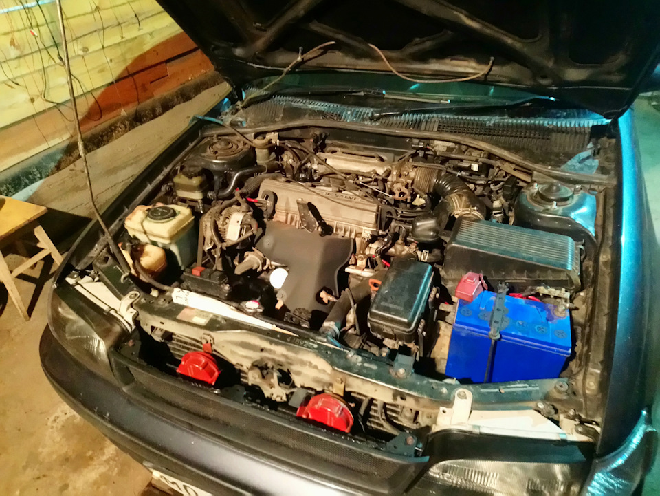 Подкапотка — Toyota Corona (T190)