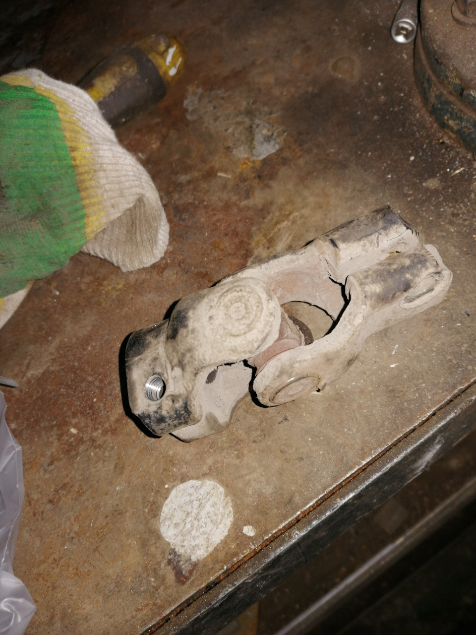 Замена крестовины рулевого карданчика — Nissan Laurel (C35), 2 л, 1999 ...