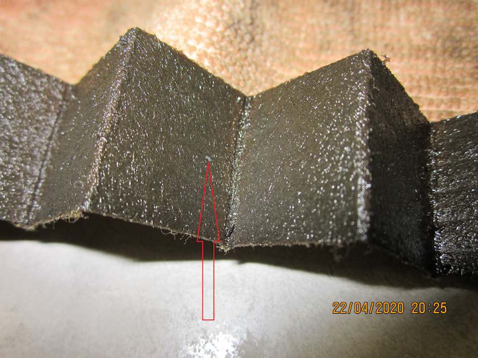 Стружка в складках фильтрующей сборки образца № 1. Тут помельче, указал стрелкой — Lada Vesta SW (1G). Запчасти на фото: 22042020
