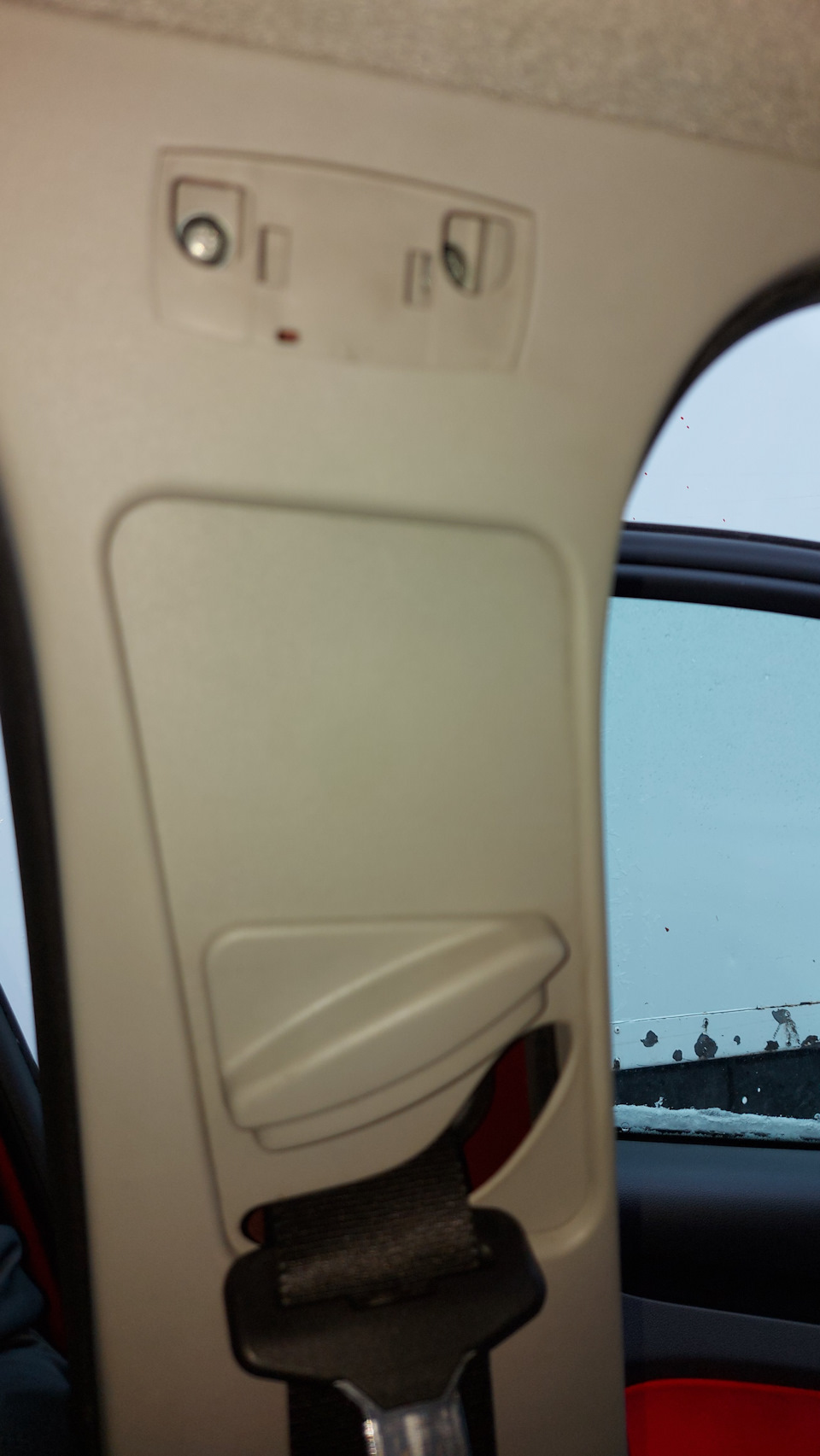 Снимаем верхнюю пластиковую облицовку центральной стойки, выкрутив два самореза (лучше вооружиться магнитом, так как саморезы постоянно пытаются сбежать) — Ford Focus Hatchback II