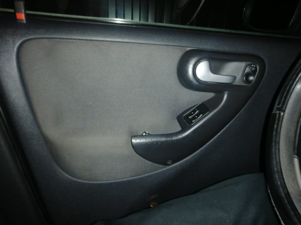 Перетяжка дверных карт экокожей — Opel Corsa C, 1,2 л, 2003 года ...