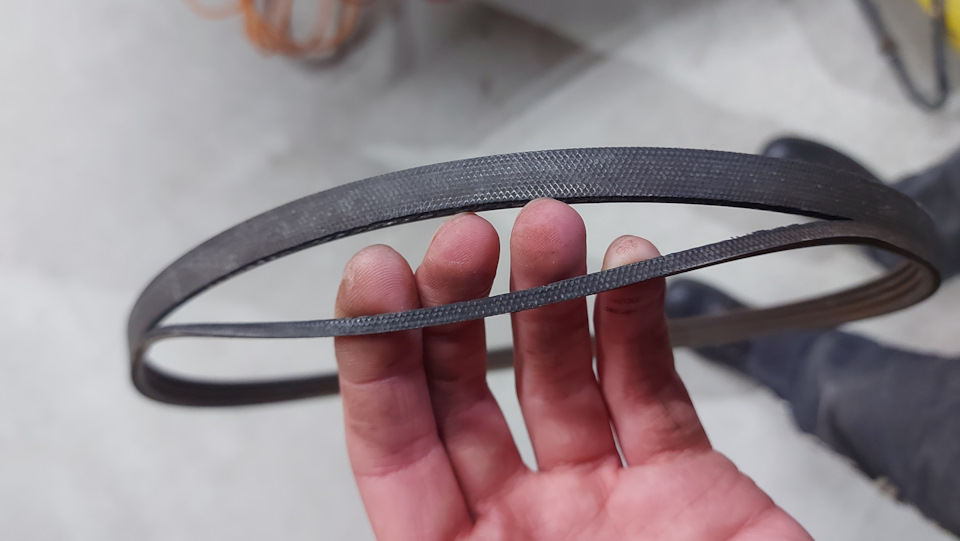 Вот так ремень кондея разошелся, причем зеркально с обоих концов ремня по окружности. — Hyundai Tucson (JM)