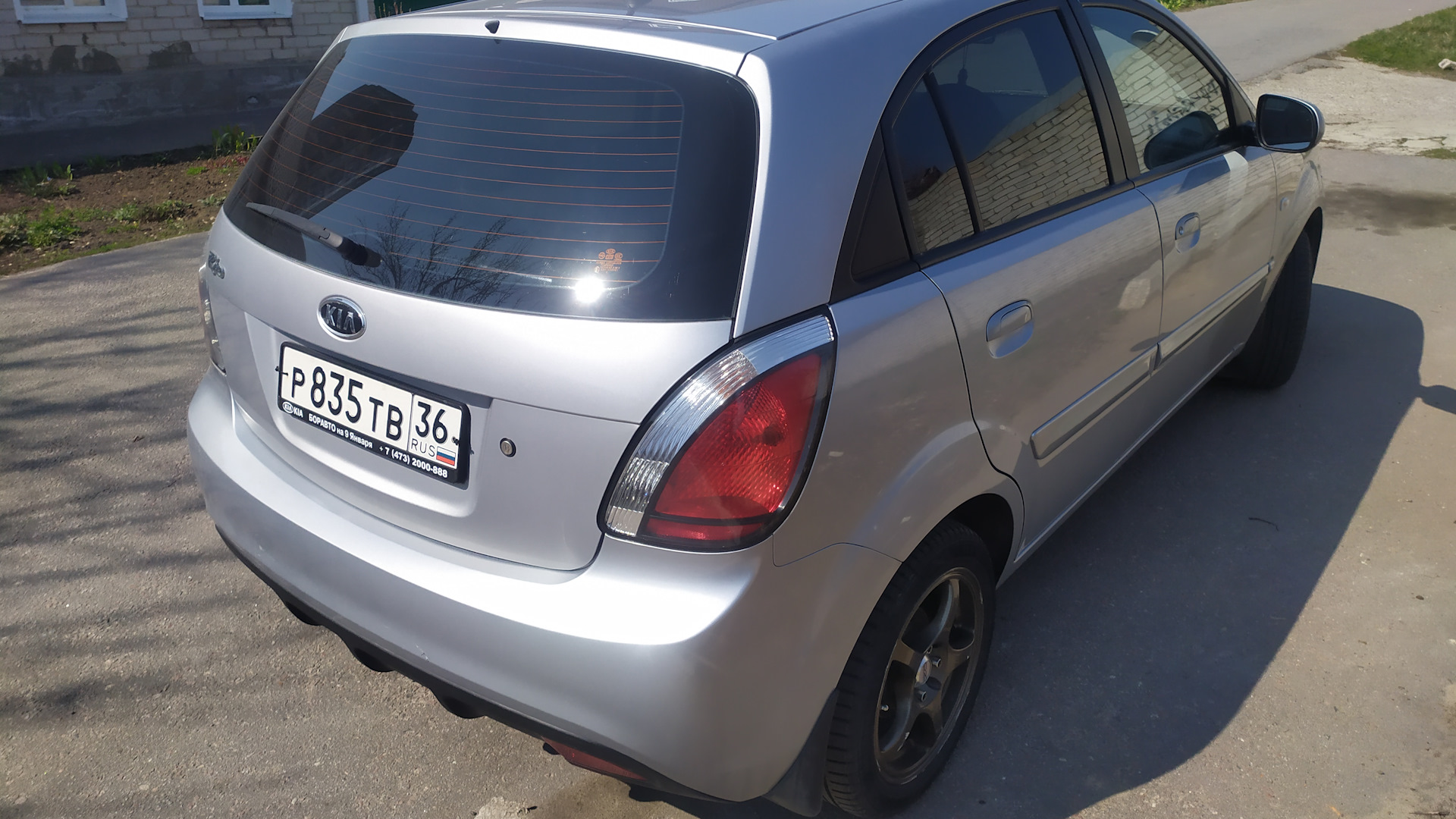 KIA Rio (2G) 1.4 бензиновый 2011 | Серебристый львенок на DRIVE2